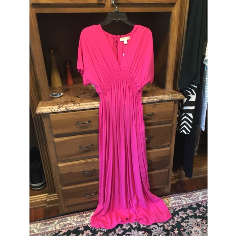 BNWT smocked waist dress is its tie